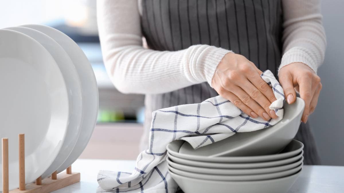 Femme essuyant une assiette avec un torchon