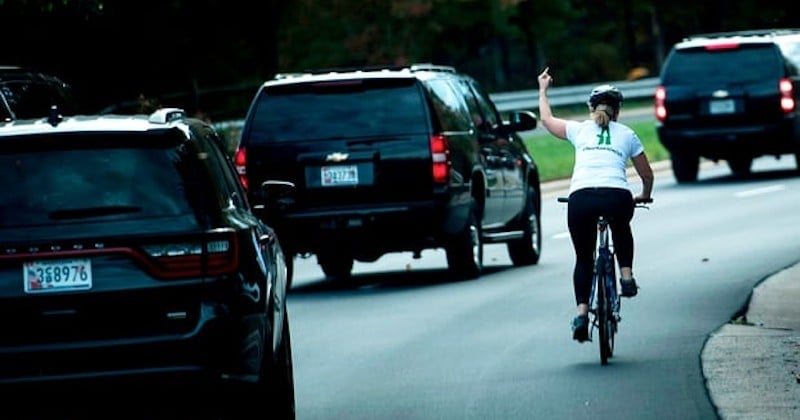 La femme qui avait adressé un doigt d'honneur à Donald Trump s'est faite renvoyer par son entreprise