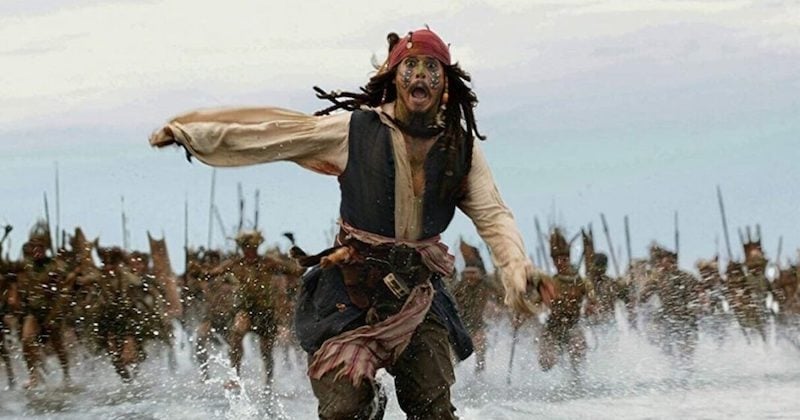 Johnny Depp endosse le costume du capitaine Jack Sparrow pour un enfant malade 