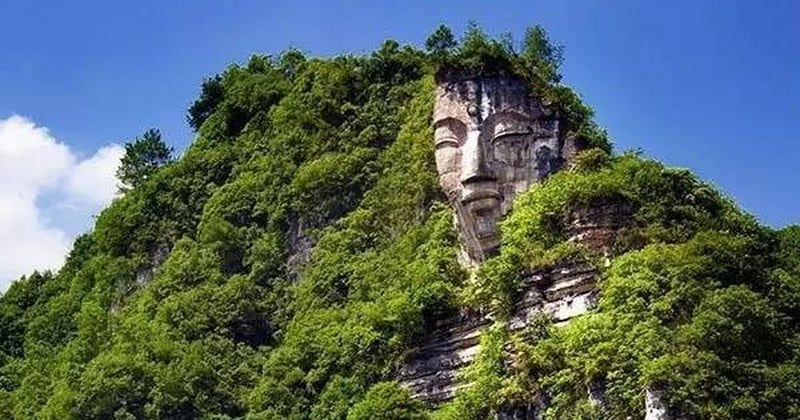 Surprise : cachée plus de mille ans par la végétation, la plus grande statue de Bouddha au monde, taillée dans la roche, refait surface