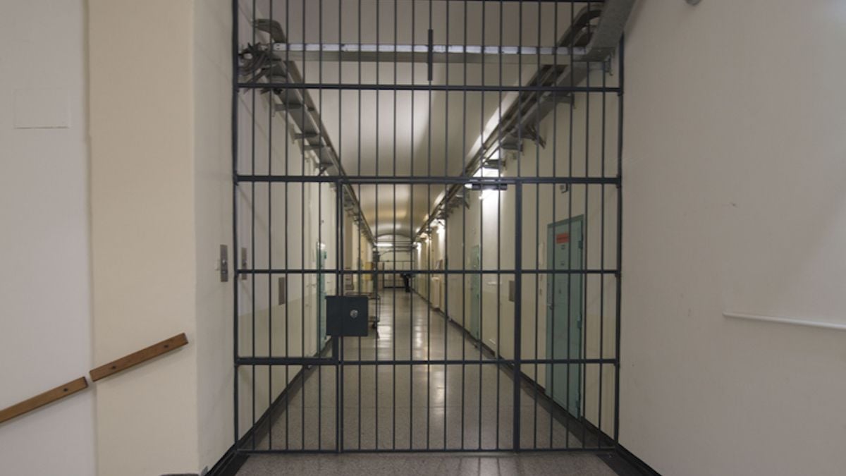 Un couloir de prison vide