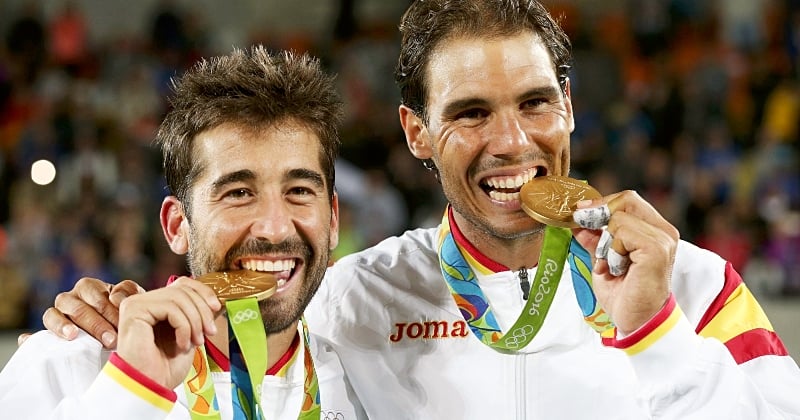 Pourquoi les champions olympiques mordent-ils leur médaille ?