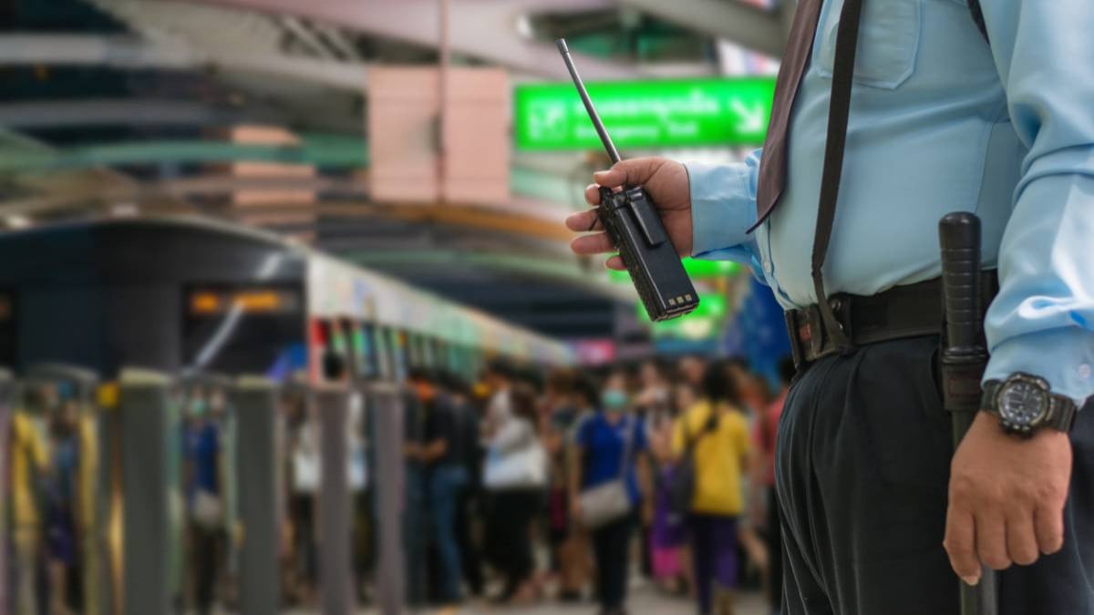 Agent de sécurité avec matraque dans une gare