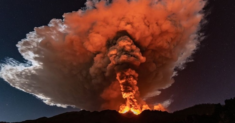 Éruption de l'Etna : les photos impressionnantes du volcan illuminant la nuit sicilienne