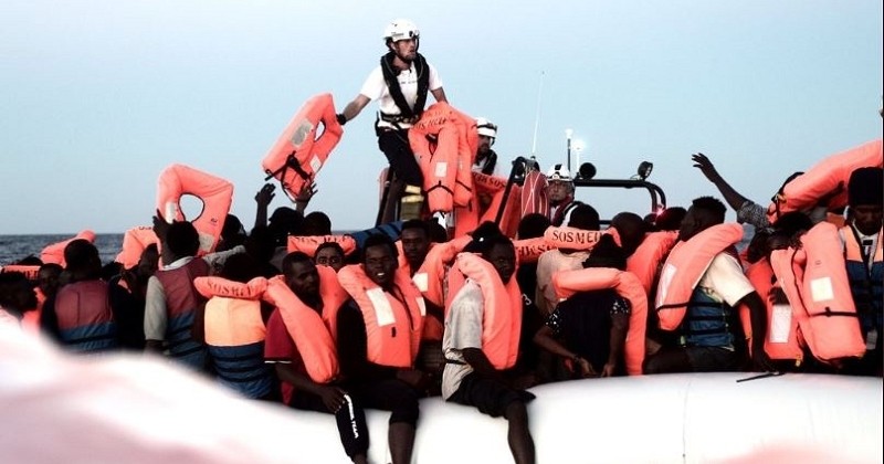 Un navire humanitaire avec 629 personnes à son bord cherche désespérément un port pour accoster en Méditerranée