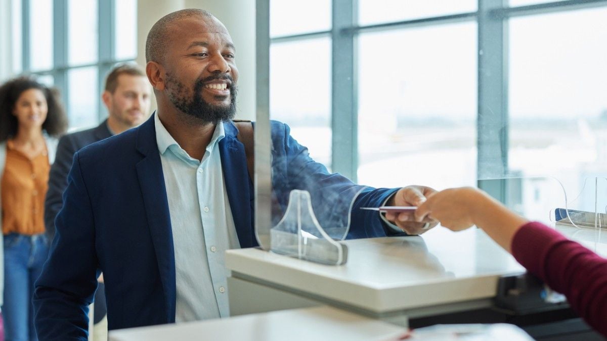 Un homme fait une mauvaise blague à l'aéroport, la compagnie aérienne l'interdit d'embarquer et annule ses vacances