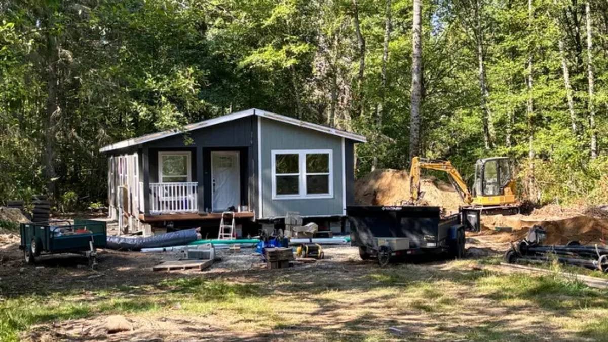 Il fait construire une maison préfabriquée dans le jardin de ses beaux-parents et devient enfin propriétaire