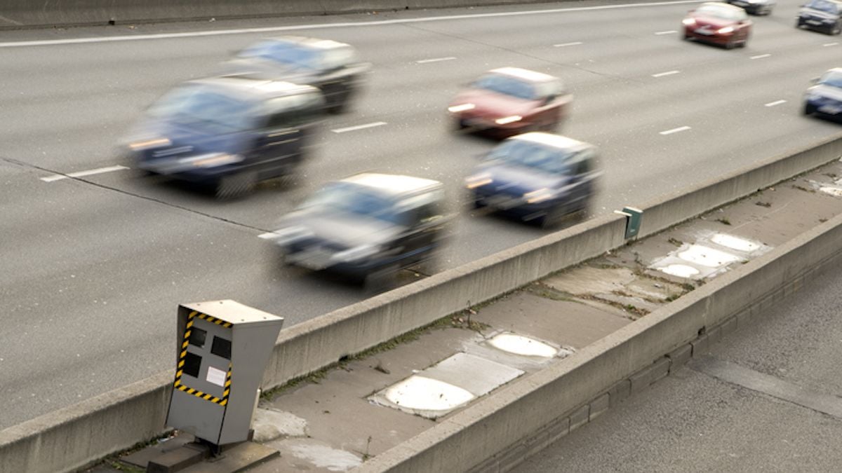 De plus en plus d'automobilistes utilisent cette astuce pour rendre leurs voitures “invisibles” malgré l'amende de 1 500 euros