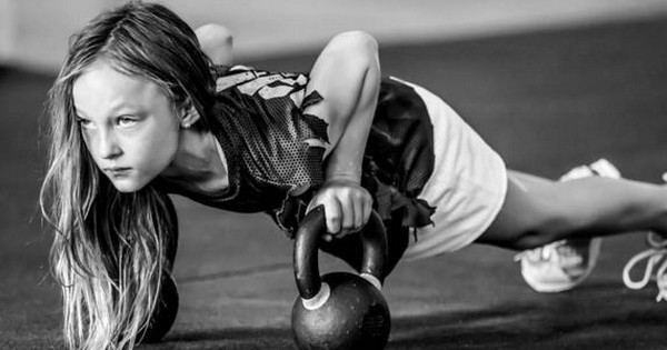 A 9 ans, cette petite fille a participé à une des courses d'obstacles pour adultes les plus dures au monde...