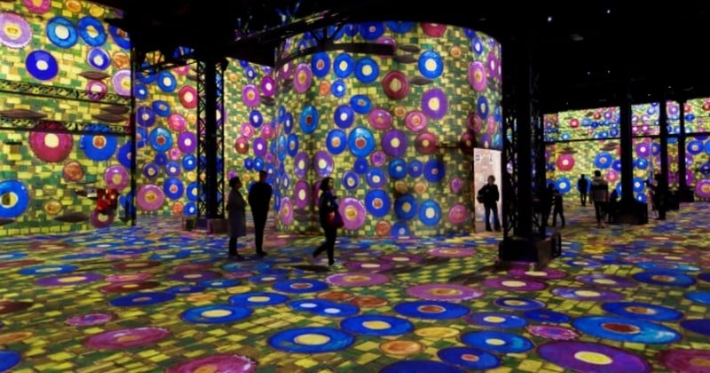 À Paris, l'Atelier des Lumières, nouveau lieu dédié aux expositions numériques immersives vous transporte dans une rêverie hors du temps