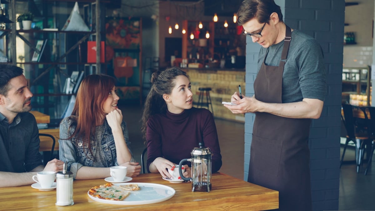 Un influenceur veut manger gratuitement en échange de «visibilité», la réponse du restaurateur fait le buzz