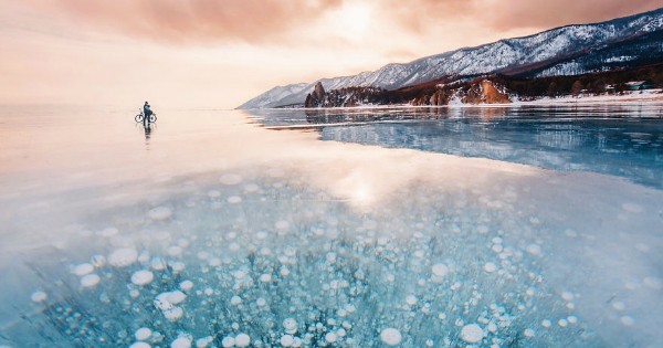 Sibérie : une photographe russe a marché sur le lac Baïkal entièrement gelé, et elle nous en rapporte des clichés extraordinaires