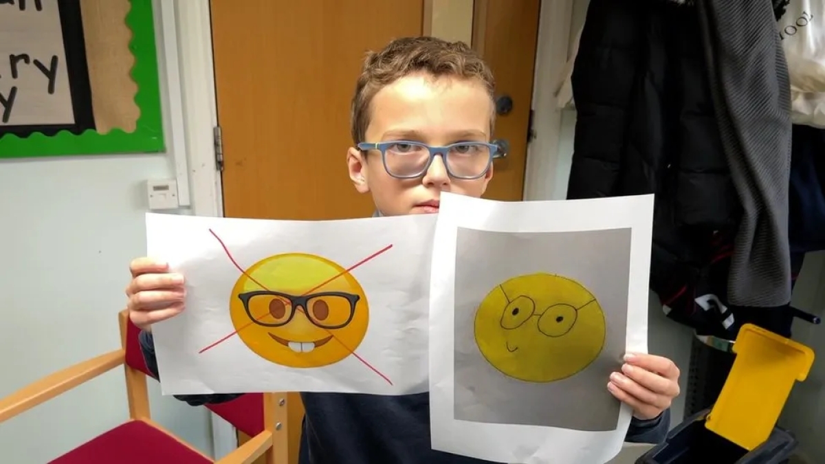 Un garçon de 10 ans lance une pétition pour modifier l'émoji “intello” à lunettes d'Apple, qu'il juge “offensant et insultant”
