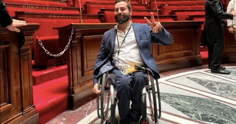 Un député en fauteuil fait son entrée à l'Assemblée, une première sous la cinquième République