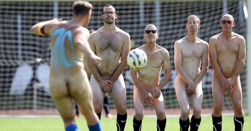 Les joueurs de deux équipes allemandes de foot s'affrontent entièrement nus, pour dénoncer le « foot business »