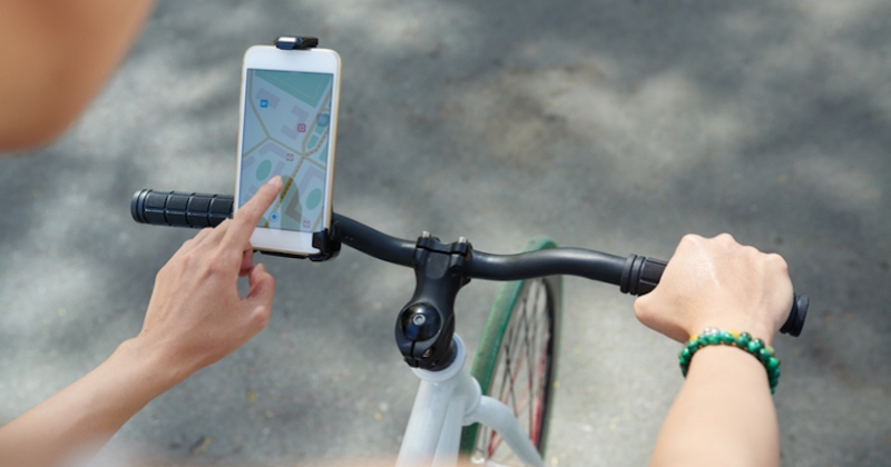 Un cycliste suit les indications de Google Maps et passe la nuit accroché au bord d'une falaise 