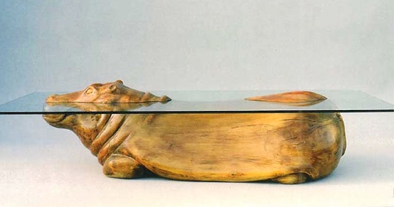 Ce designer sculpte des animaux en bois pour créer des tables basses uniques