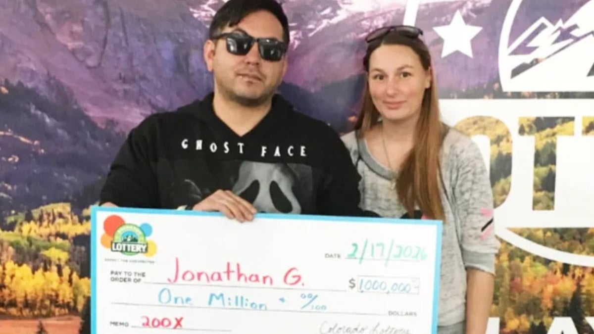 Jonathan et sa petite amie lors de la remise du chèque de 1 million de dollars 