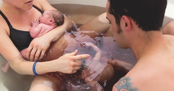 Cette incroyable photo a capturé un phénomène très rare lors d'un accouchement, phénomène qui n'arrive qu'1 fois sur 80 000 !