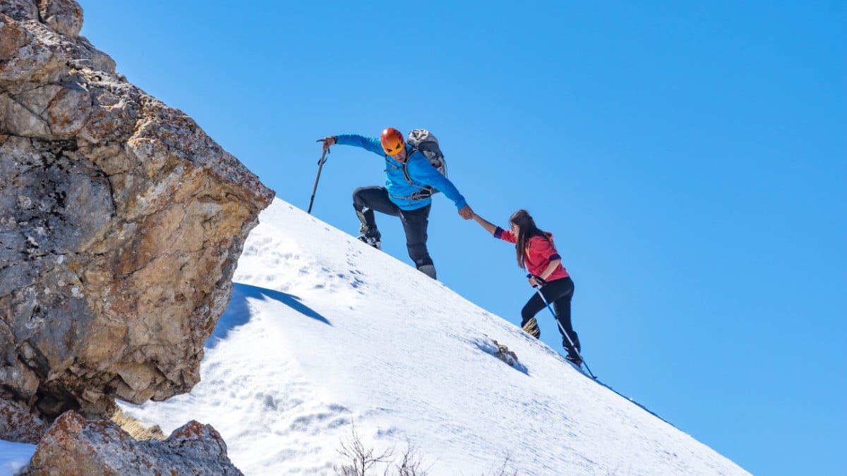 Il abandonne sa petite amie au sommet d'une montagne, elle meurt de froid