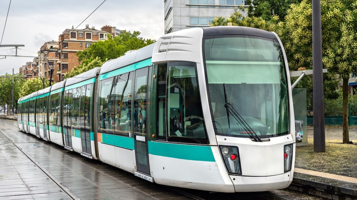 Il défend sa petite amie dans le tram... et reçoit 5 coups de couteau