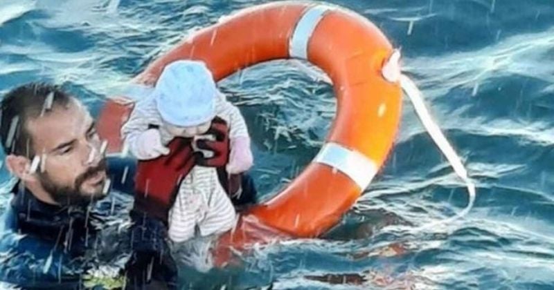 La photo choc d'un bébé, sorti des eaux par un sauveteur à Ceuta, fait le tour du monde