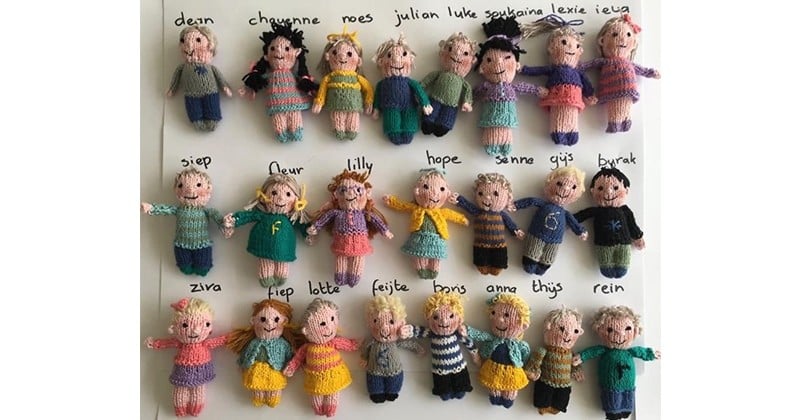 Cette enseignante a fabriqué de petites poupées pour ses 23 élèves