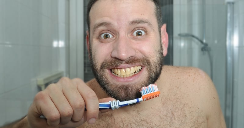 Pourquoi les dents jaunissent-elles ?