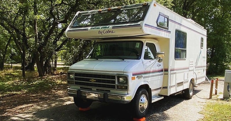 Cette femme transforme un vieux camping-car en une charmante maison.