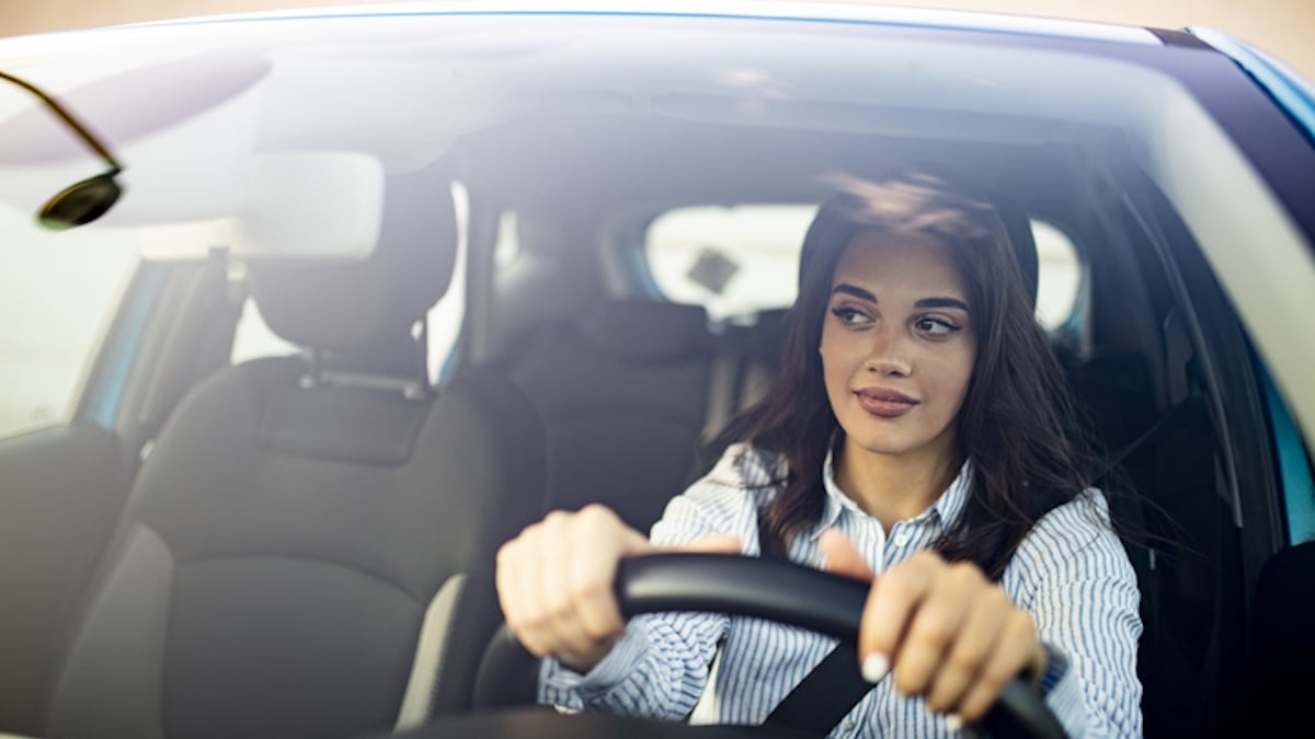 Cette campagne de sécurité routière invite les automobilistes à conduire « comme une femme »	
