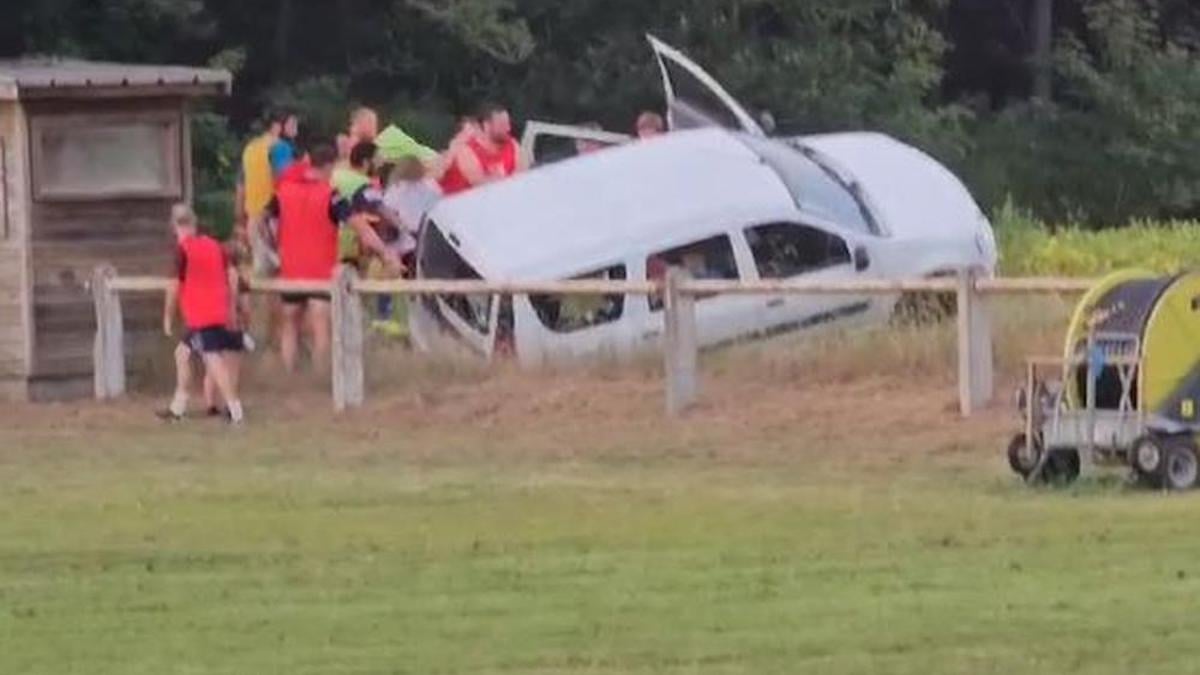 Un automobiliste termine dans un fossé et reçoit l'aide inattendue d'une... équipe de rugbymen