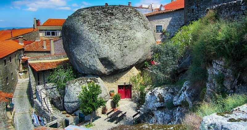 Portugal : visitez Monsanto, le « village aux rochers » qui va vous émerveiller
