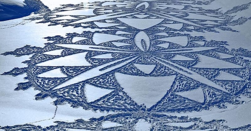 Cet artiste âgé de 60 ans marche des heures dans la neige pour réaliser des dessins magnifiques avec ses pieds