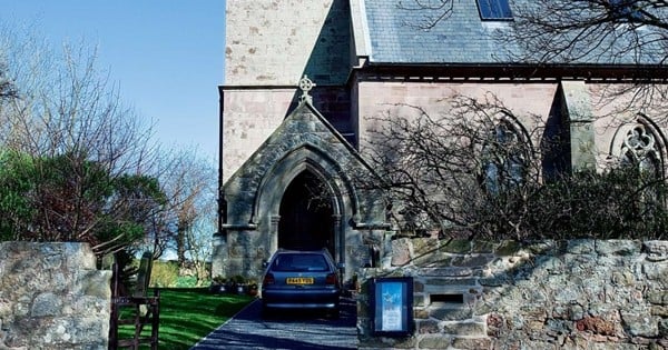 Un couple transforme une église en maison ! Et le résultat donne un superbe petit nid d'amour !