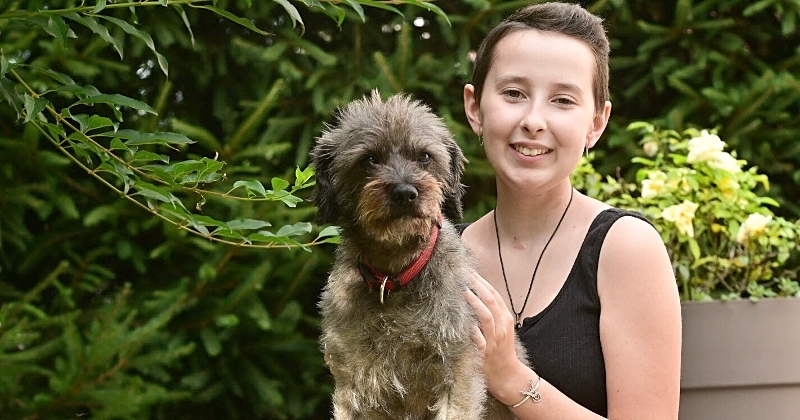 Atteinte du cancer et malgré 5 mois de cours en moins à cause de son traitement, Carla obtient son bac avec mention à 17 ans