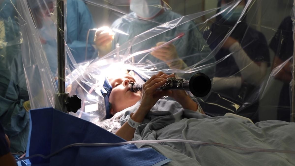 VIDÉO : atteinte de la maladie de Parkinson, une femme joue de la clarinette en pleine opération