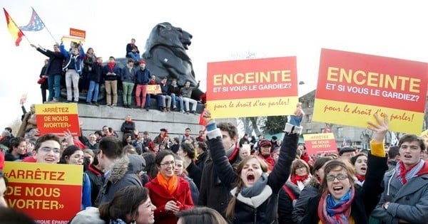 Le parlement vient d'adopter définitivement le délit d'entrave numérique à l'IVG, visant les sites de désinformation : une victoire considérable, plus de 40 ans après la loi Simone Veil