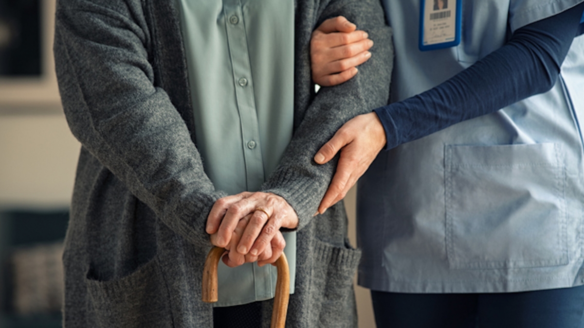 Écrasée par les frais, elle doit vendre la maison familiale pour payer l'Ehpad où réside sa mère de 81 ans