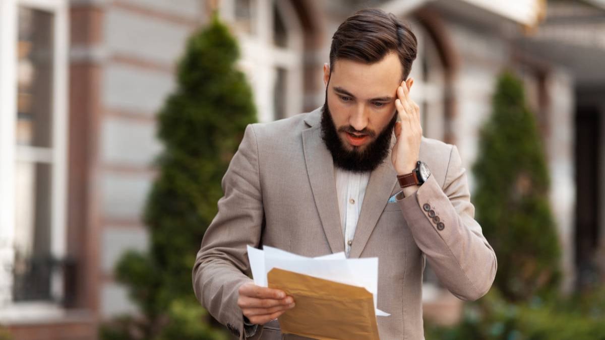 Il est invité au mariage de son amie mais s'insurge quand il découvre qu'elle demande aux invités de payer 75 dollars pour leur repas