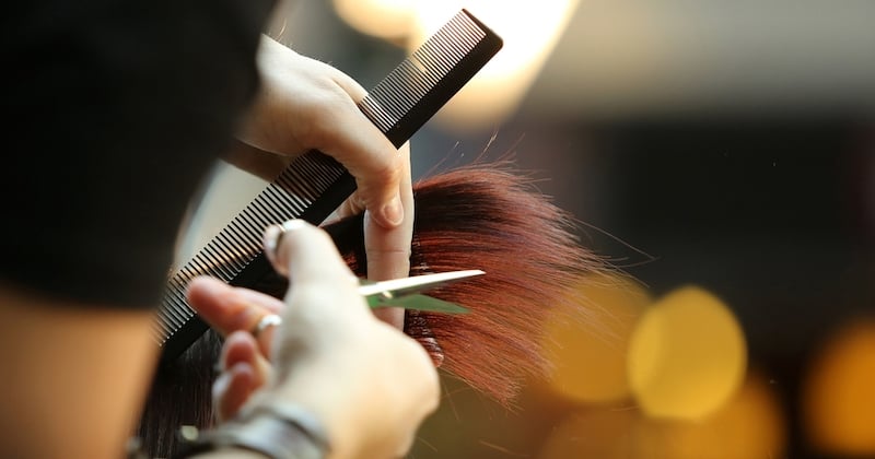 Inde : un salon de coiffure condamné à verser 230 000 euros de dommages et intérêts pour une coupe de cheveux ratée 