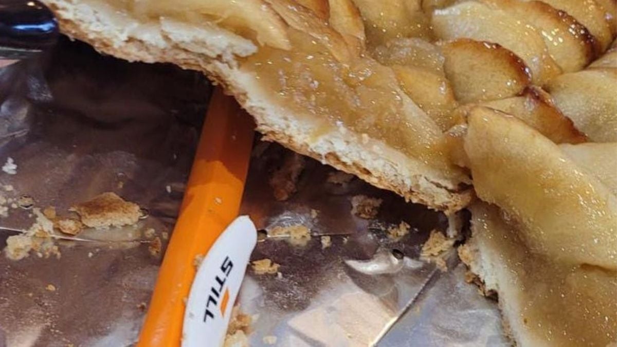 Il achète une tarte aux pommes et fait une horrible découverte en la découpant chez lui