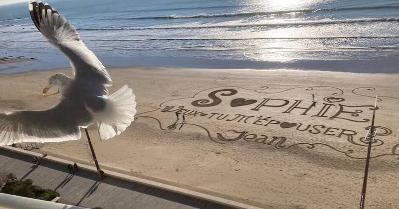  Il dessine sa demande en mariage dans le sable de la grande plage des Sables-d'Olonne 