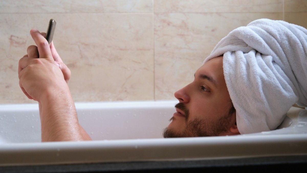 Un adolescent meurt dans son bain, électrocuté par son téléphone portable qui était en train de charger