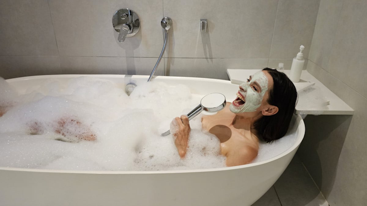 Il rentre chez lui et découvre... une inconnue en sous-vêtements dans sa baignoire