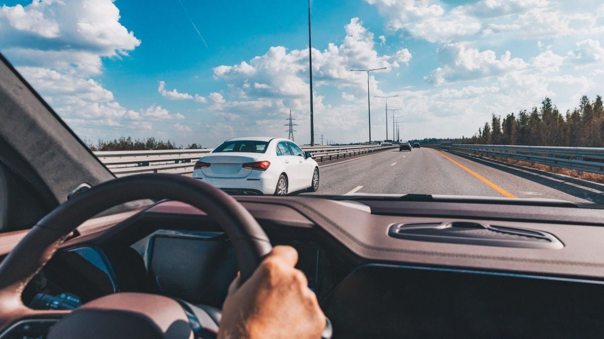 Des voitures sur la route