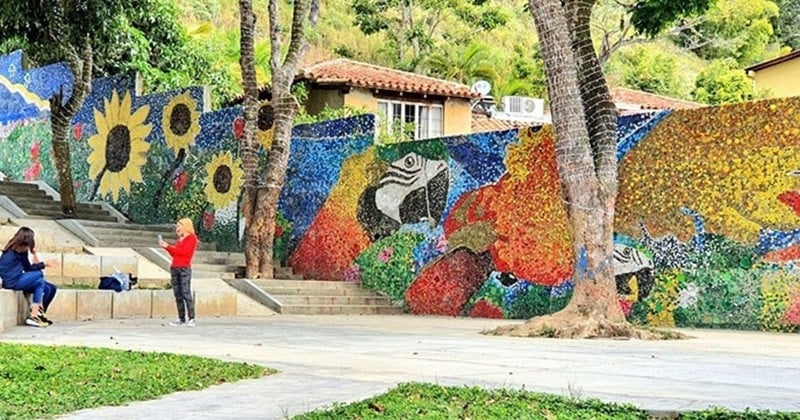 Cet homme crée une fresque murale en capsules de bouteilles !