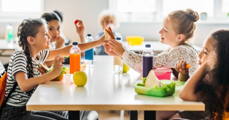 « C'est une méga réussite » : dans cette cantine scolaire, des retraités mangent avec les enfants le mardi midi