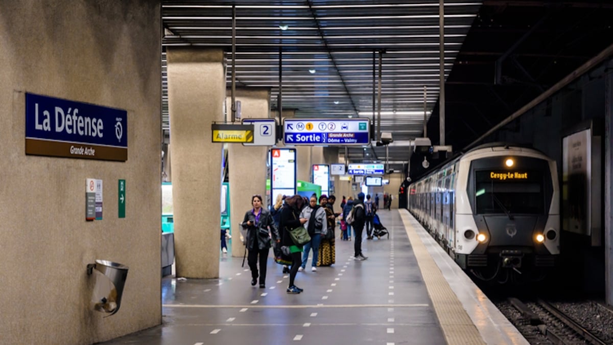 “Pourquoi personne ne s'arrête ?” : elle perd connaissance sur le quai du métro, les passagers l'enjambent dans l'indifférence