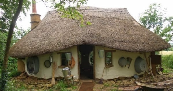 Voici une adorable petite maison style Hobbit, construite à partir de rien, et qui n'a coûté que 200 euros