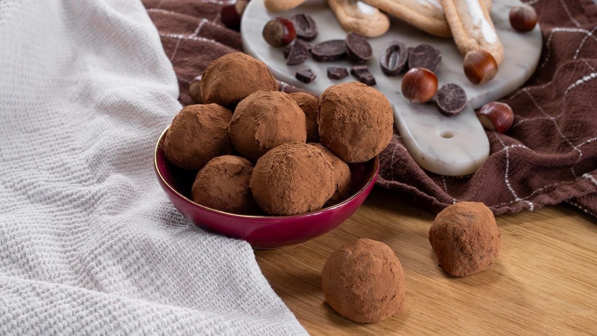 Vous ne devinerez jamais ce qu'il se cache au coeur de ces truffes de tiramisu !